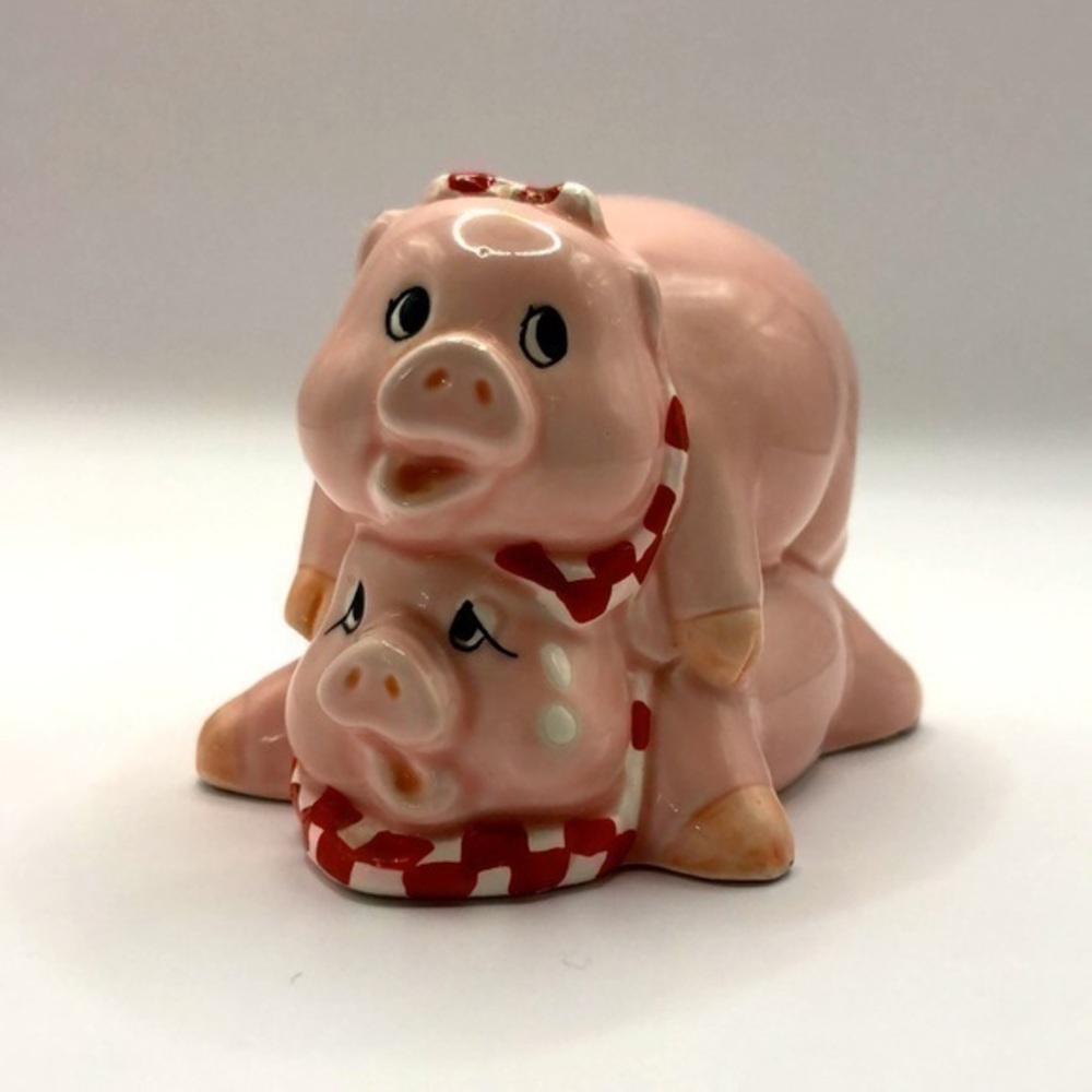 Vintage Papel Pig Pile Up Single Salt Shaker W/ Red Checkered Bandanas